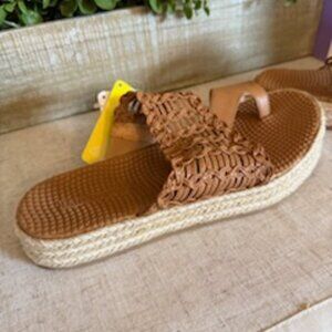 Baretraps women's sandal. Color caramel. Size 7 1/2.